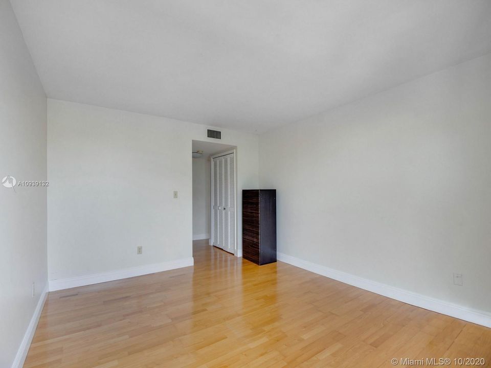 Recently Rented: $1,990 (1 beds, 1 baths, 870 Square Feet)