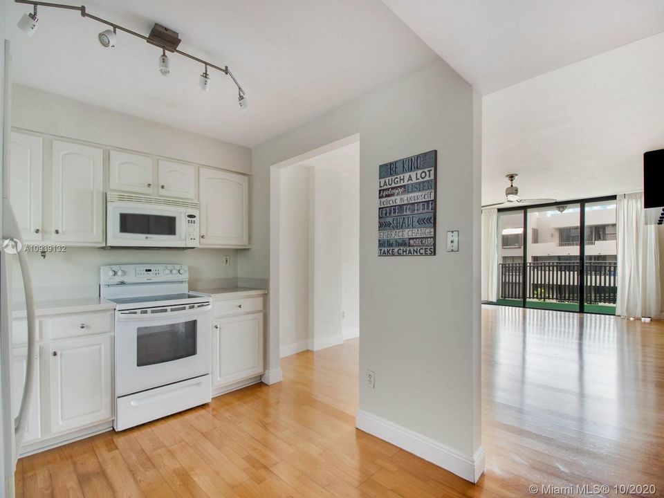 Recently Rented: $1,990 (1 beds, 1 baths, 870 Square Feet)