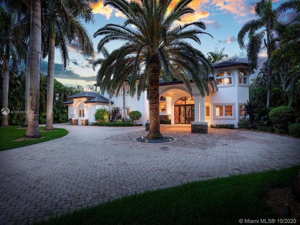 Recently Sold: $2,200,000 (6 beds, 5 baths, 7423 Square Feet)