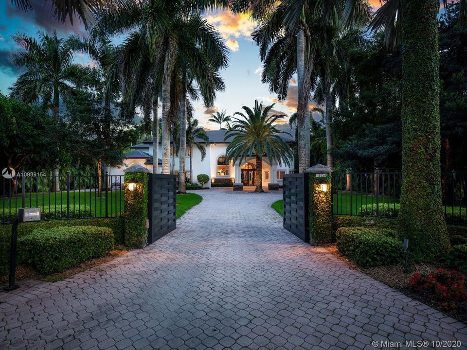 Recently Sold: $2,200,000 (6 beds, 5 baths, 7423 Square Feet)