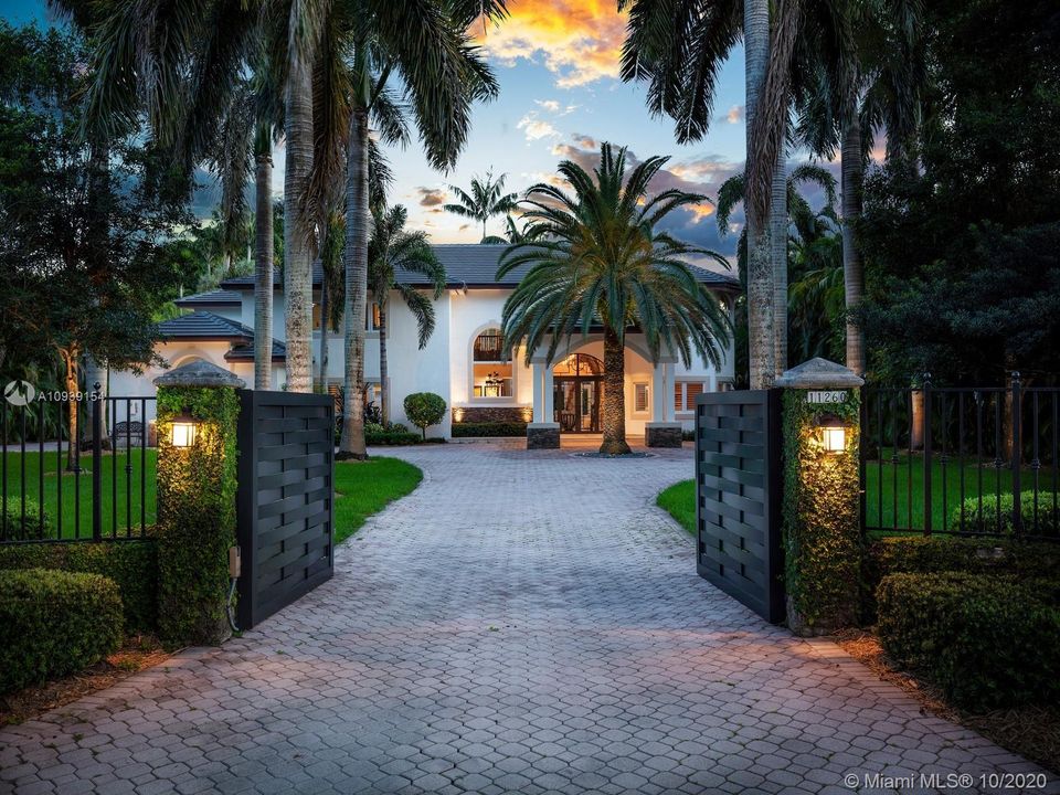 Recently Sold: $2,200,000 (6 beds, 5 baths, 7423 Square Feet)