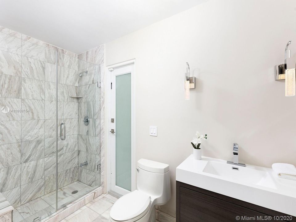 Recently Sold: $2,200,000 (6 beds, 5 baths, 7423 Square Feet)