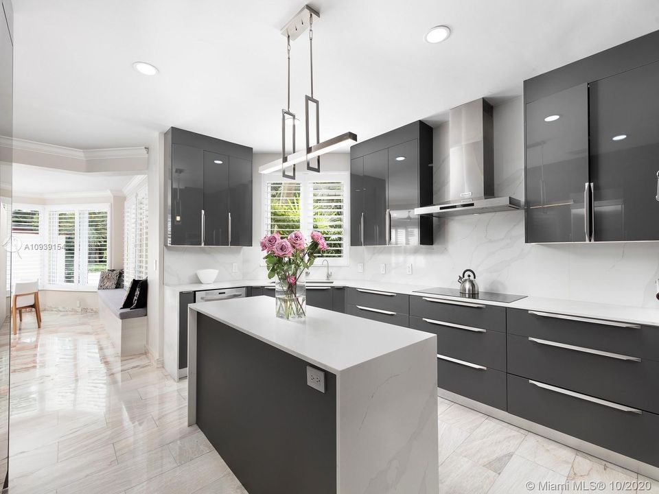 Recently Sold: $2,200,000 (6 beds, 5 baths, 7423 Square Feet)