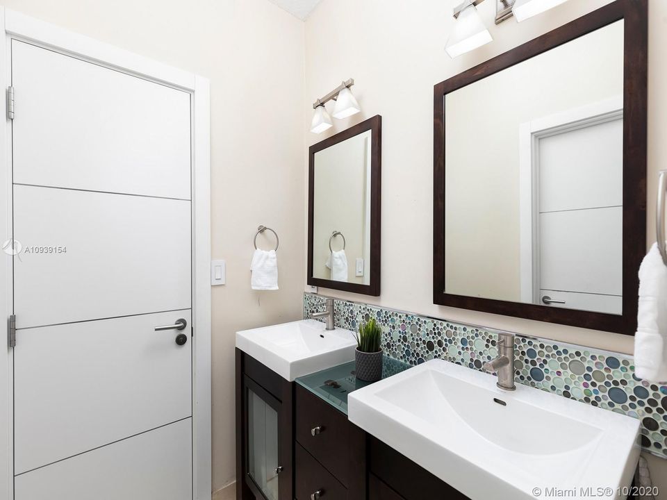 Recently Sold: $2,200,000 (6 beds, 5 baths, 7423 Square Feet)