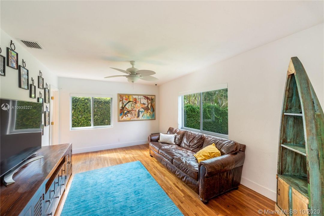 Vendido Recientemente: $1,100,000 (3 camas, 3 baños, 0 Pies cuadrados)