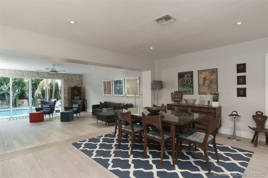 Vendido Recientemente: $1,075,000 (3 camas, 2 baños, 2521 Pies cuadrados)