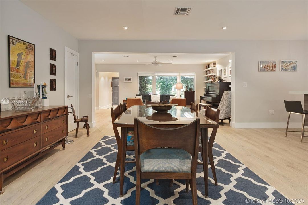 Vendido Recientemente: $1,075,000 (3 camas, 2 baños, 2521 Pies cuadrados)