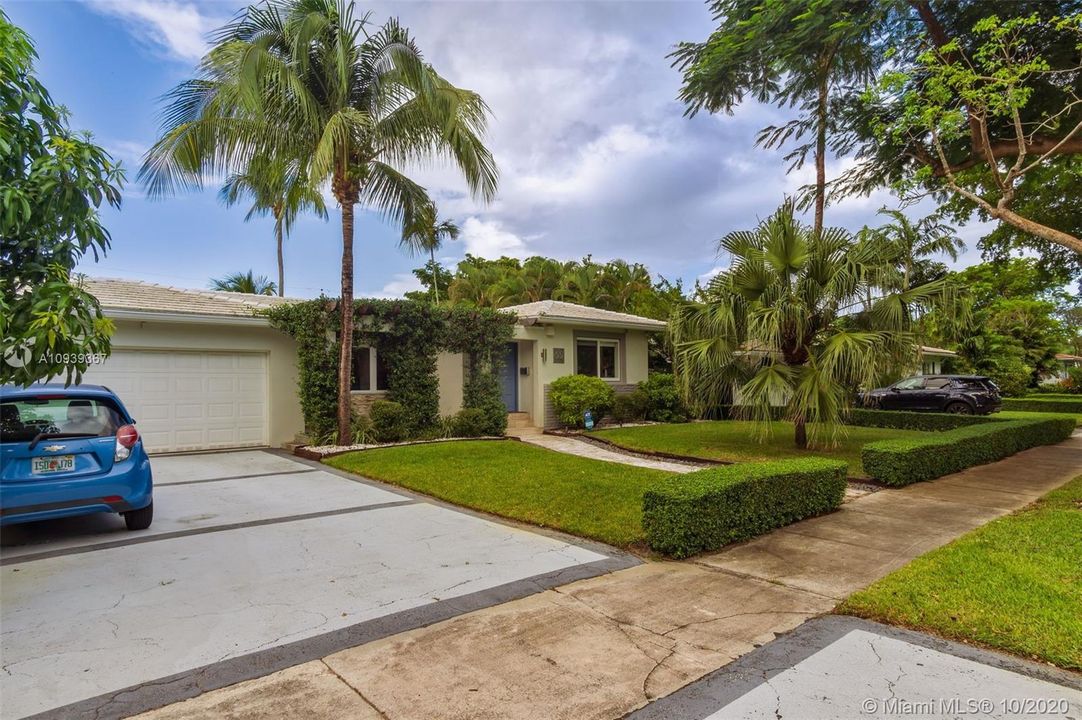 Vendido Recientemente: $1,075,000 (3 camas, 2 baños, 2521 Pies cuadrados)