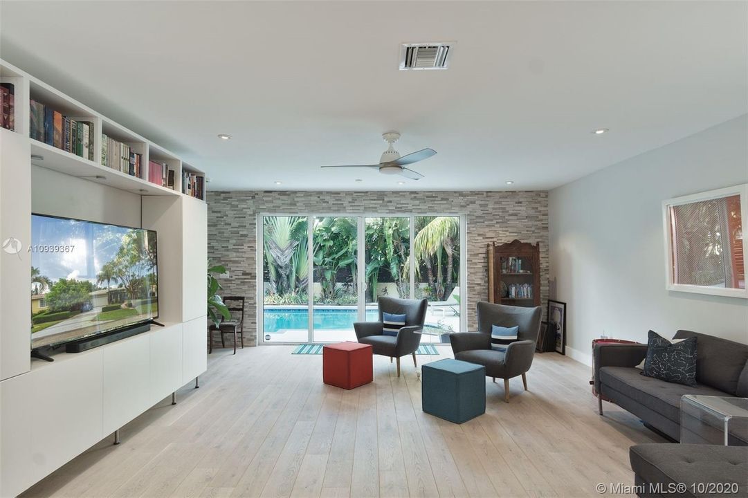 Vendido Recientemente: $1,075,000 (3 camas, 2 baños, 2521 Pies cuadrados)