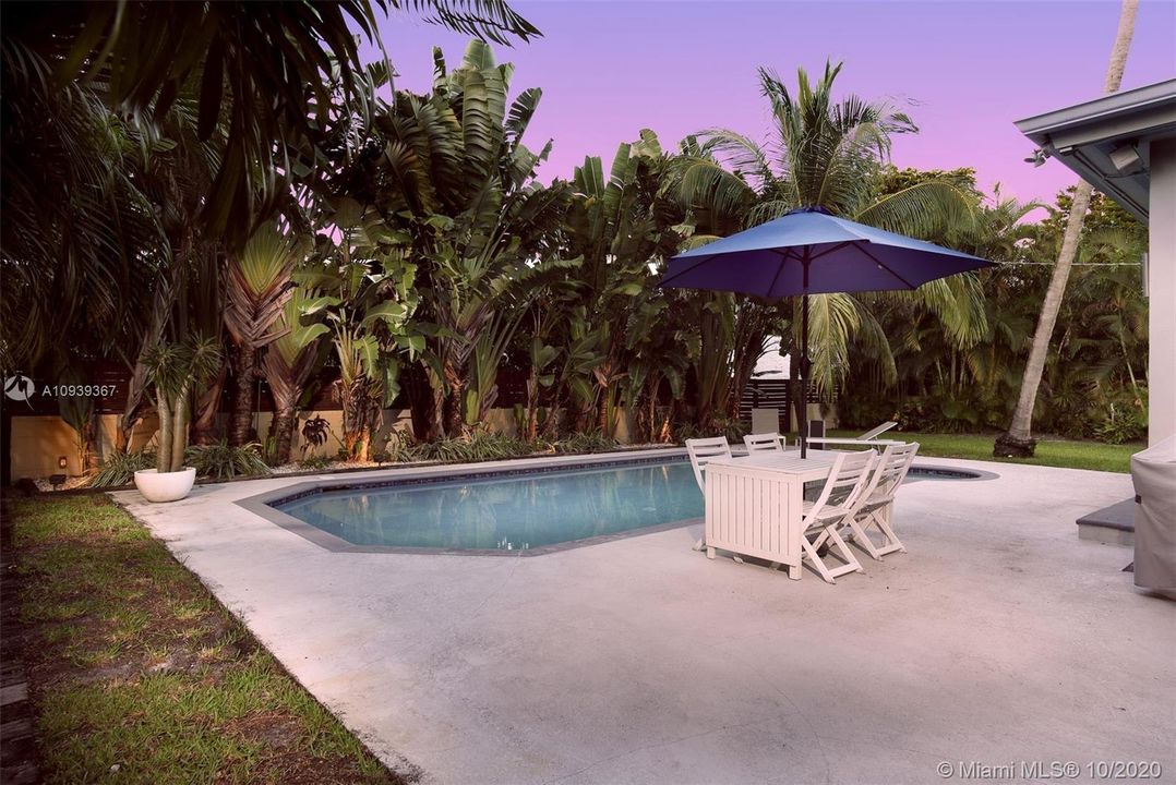 Vendido Recientemente: $1,075,000 (3 camas, 2 baños, 2521 Pies cuadrados)