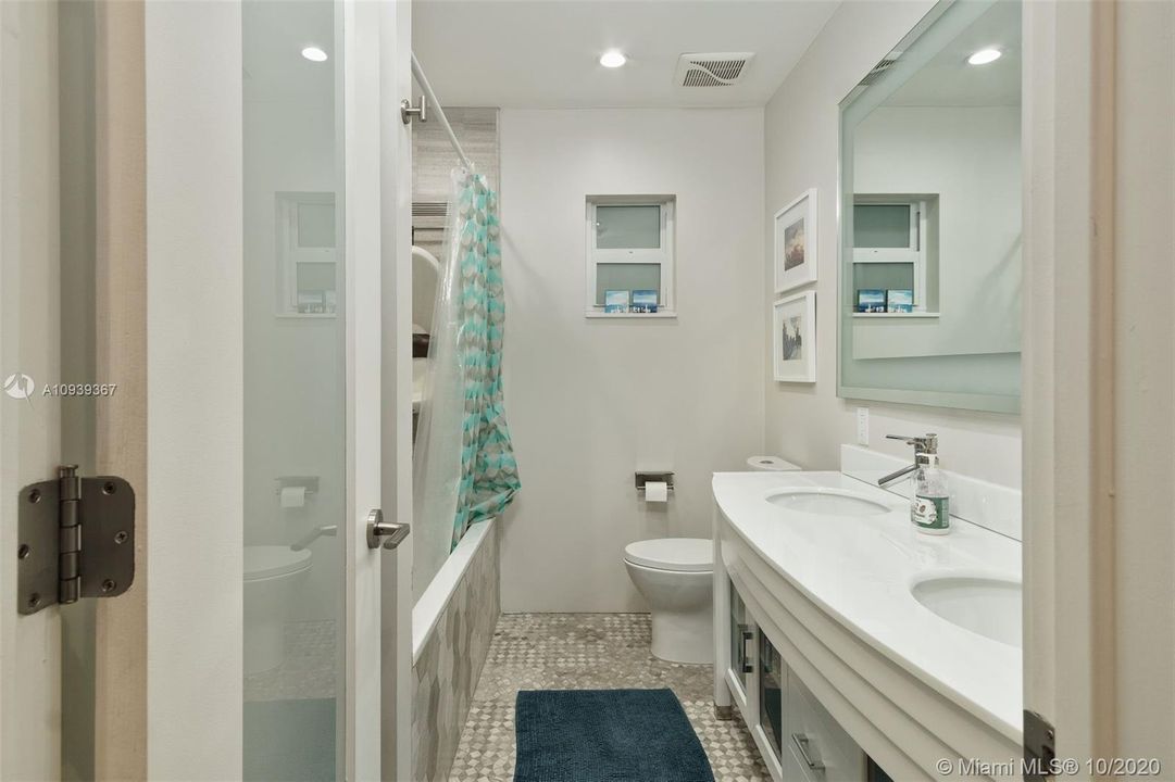 Vendido Recientemente: $1,075,000 (3 camas, 2 baños, 2521 Pies cuadrados)