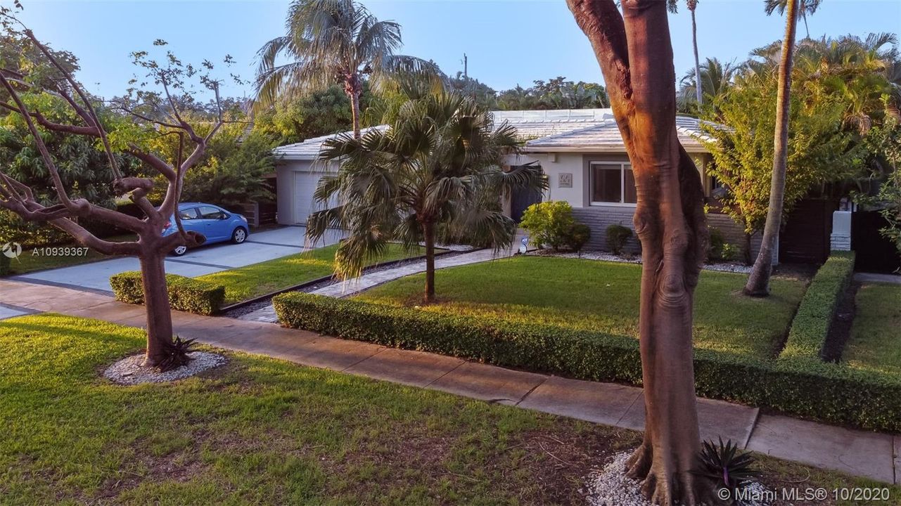 Vendido Recientemente: $1,075,000 (3 camas, 2 baños, 2521 Pies cuadrados)