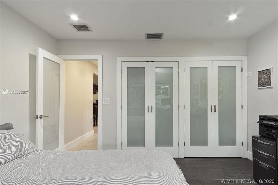 Vendido Recientemente: $1,075,000 (3 camas, 2 baños, 2521 Pies cuadrados)
