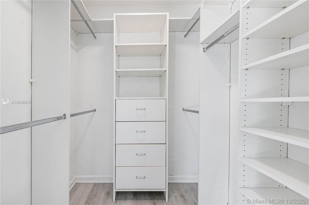 Main Bedroom Walk-in Closet