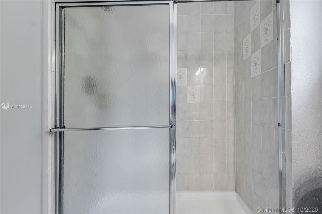 Недавно продано: $649,000 (4 спален, 4 ванн, 2412 Квадратных фут)
