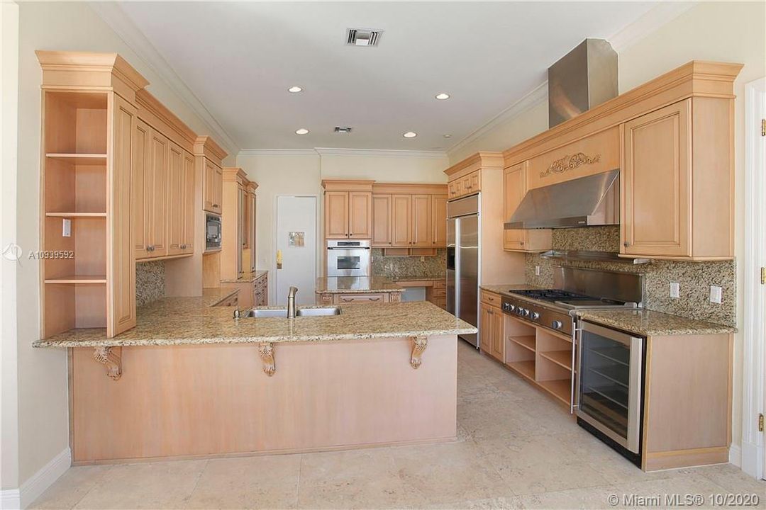 Recently Rented: $13,800 (6 beds, 6 baths, 5218 Square Feet)