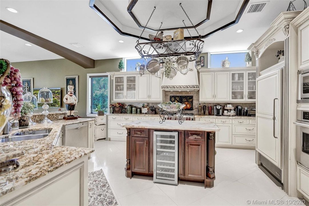 Recently Sold: $1,499,000 (6 beds, 4 baths, 4958 Square Feet)