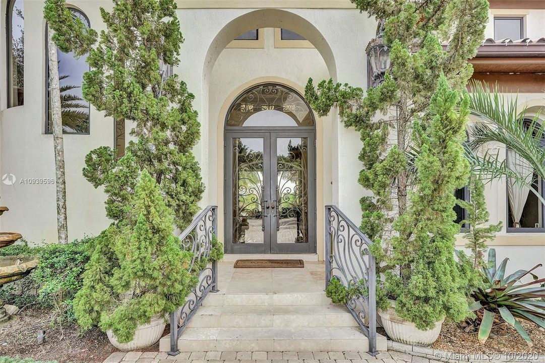 Recently Sold: $1,499,000 (6 beds, 4 baths, 4958 Square Feet)