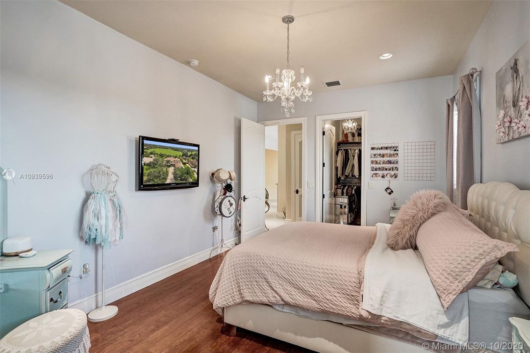 Recently Sold: $1,499,000 (6 beds, 4 baths, 4958 Square Feet)