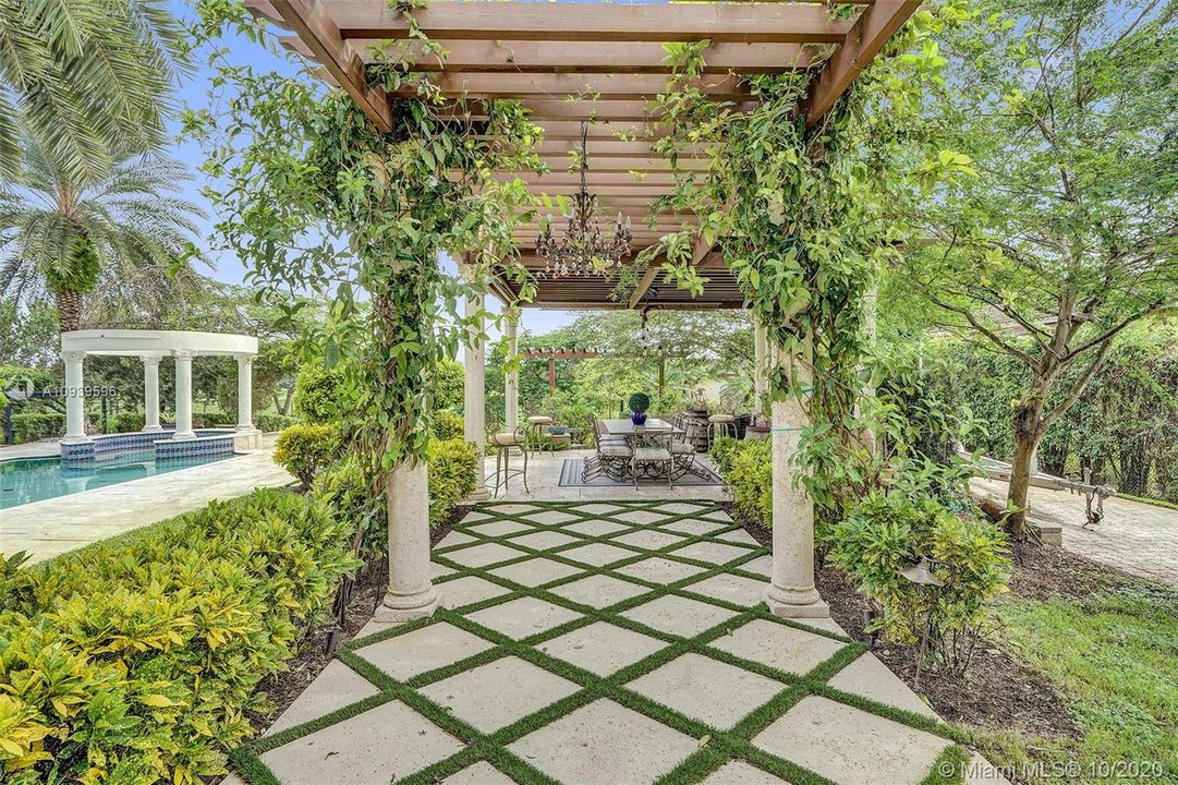 Recently Sold: $1,499,000 (6 beds, 4 baths, 4958 Square Feet)