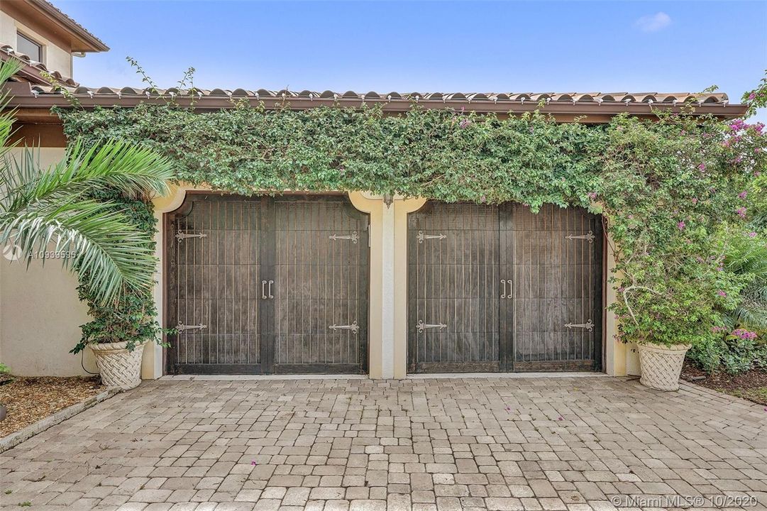 Recently Sold: $1,499,000 (6 beds, 4 baths, 4958 Square Feet)
