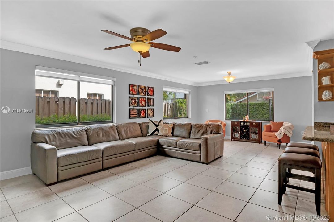 Vendido Recientemente: $535,000 (4 camas, 2 baños, 2076 Pies cuadrados)