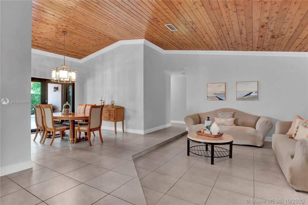 Vendido Recientemente: $535,000 (4 camas, 2 baños, 2076 Pies cuadrados)