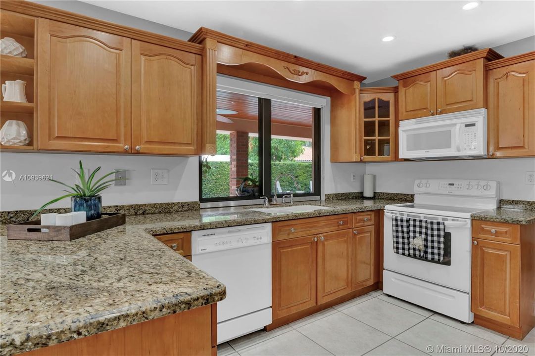 Vendido Recientemente: $535,000 (4 camas, 2 baños, 2076 Pies cuadrados)