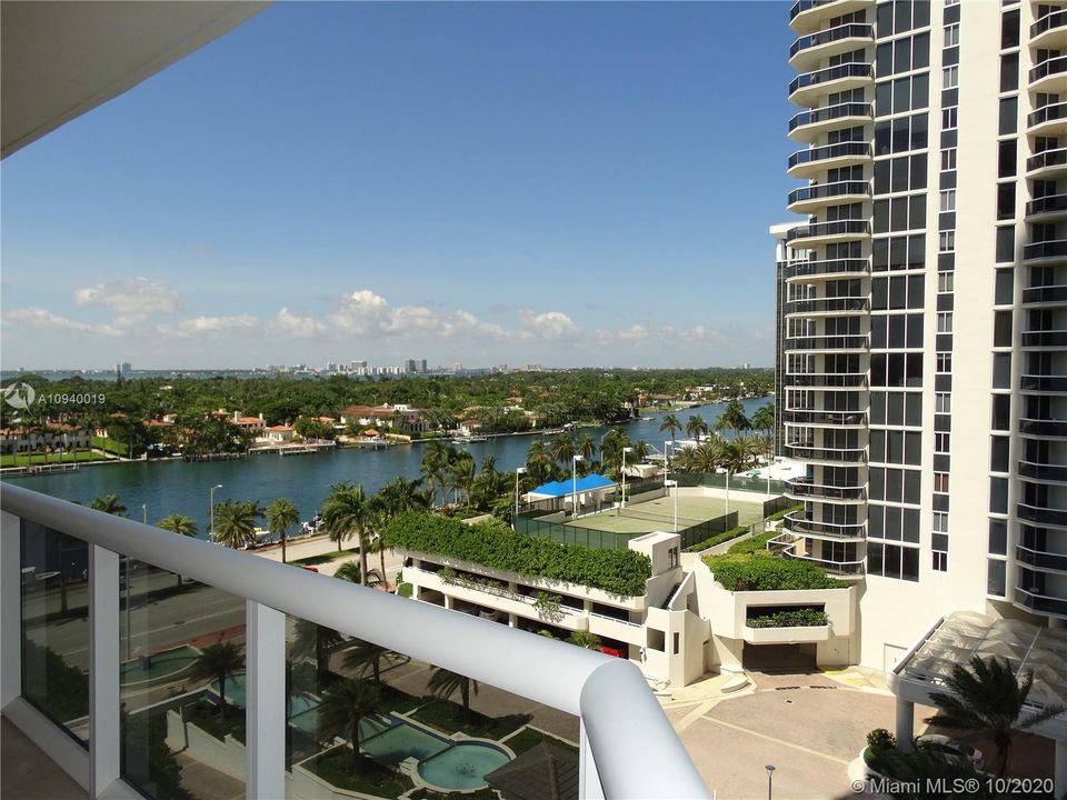 Recently Sold: $950,000 (2 beds, 2 baths, 1550 Square Feet)