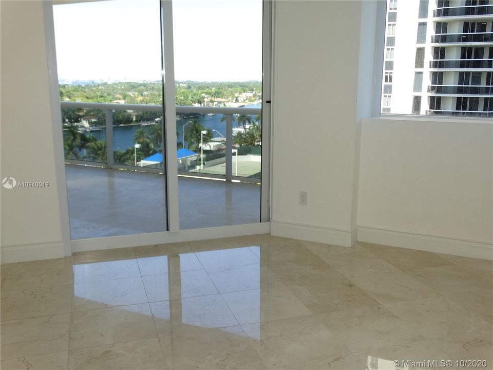 Recently Sold: $950,000 (2 beds, 2 baths, 1550 Square Feet)