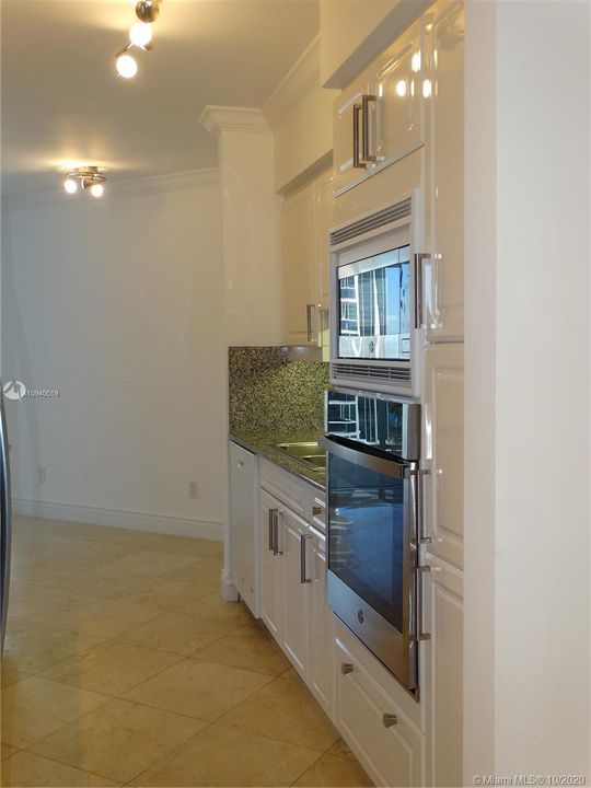Recently Sold: $950,000 (2 beds, 2 baths, 1550 Square Feet)