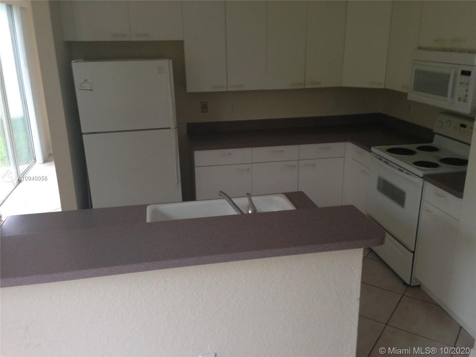 Recientemente alquilado: $2,700 (4 camas, 2 baños, 2238 Pies cuadrados)