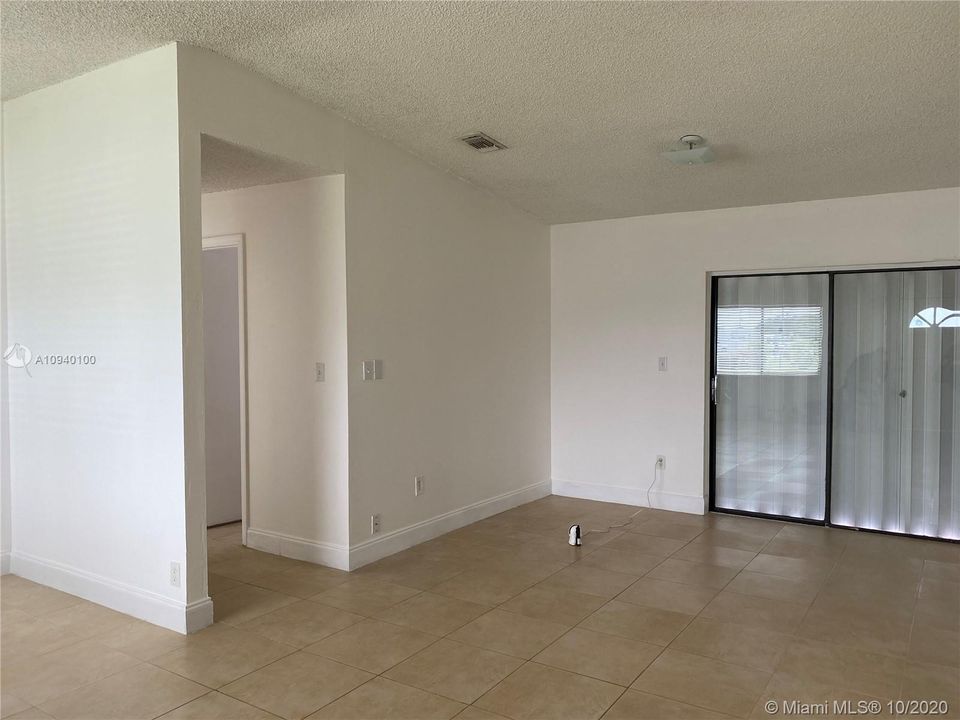 最近租的: $2,000 (3 贝兹, 2 浴室, 1394 平方英尺)