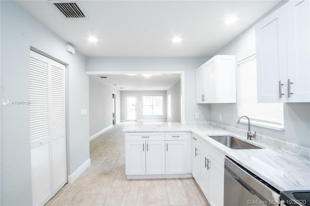 Recently Sold: $225,000 (3 beds, 2 baths, 1279 Square Feet)