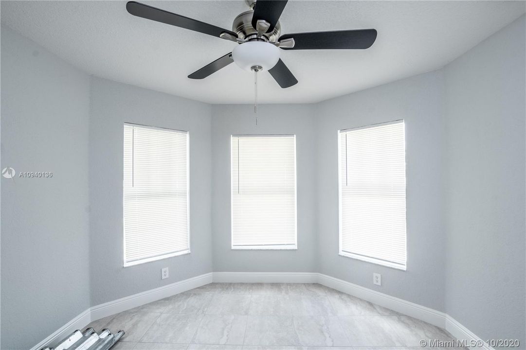 Recently Sold: $225,000 (3 beds, 2 baths, 1279 Square Feet)