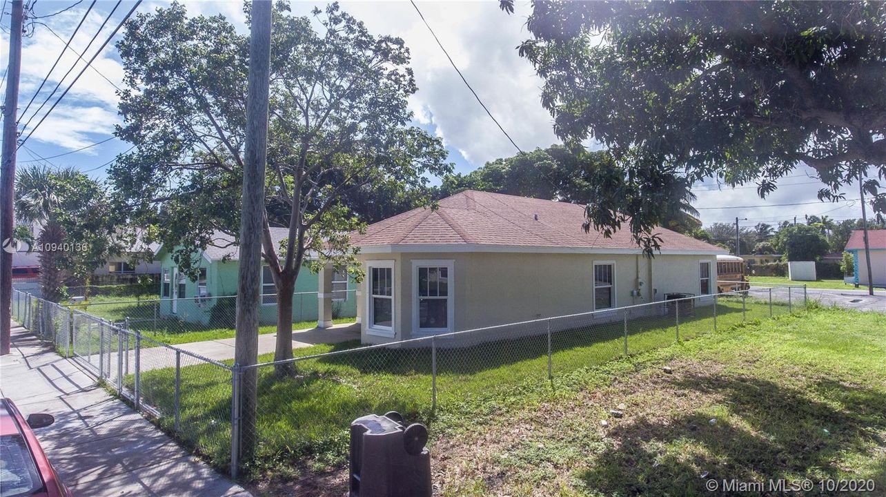 Recently Sold: $225,000 (3 beds, 2 baths, 1279 Square Feet)