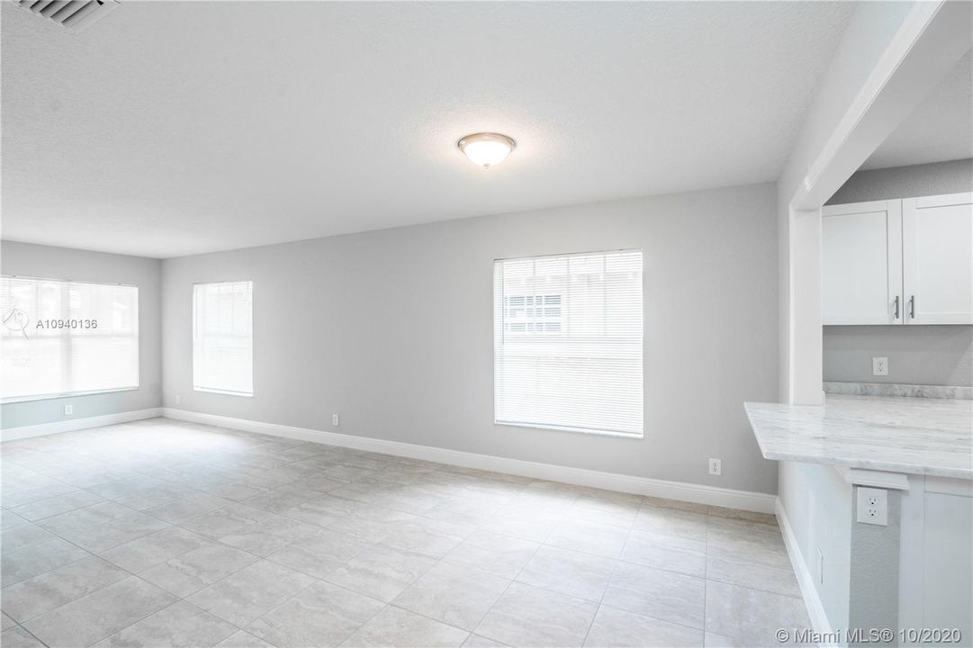 Recently Sold: $225,000 (3 beds, 2 baths, 1279 Square Feet)