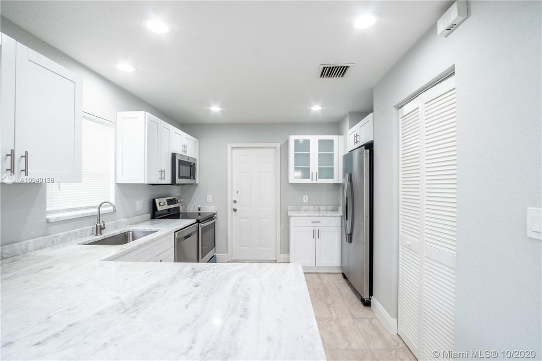 Recently Sold: $225,000 (3 beds, 2 baths, 1279 Square Feet)