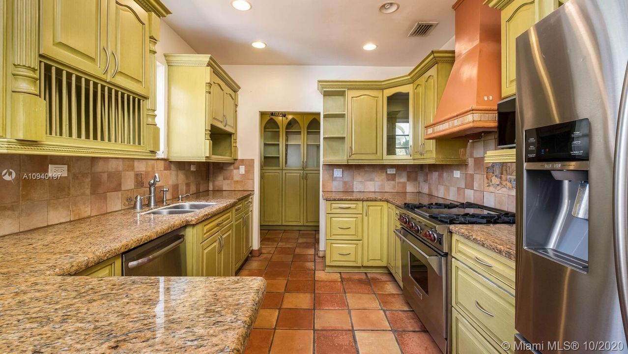 Recently Sold: $650,000 (3 beds, 2 baths, 1902 Square Feet)