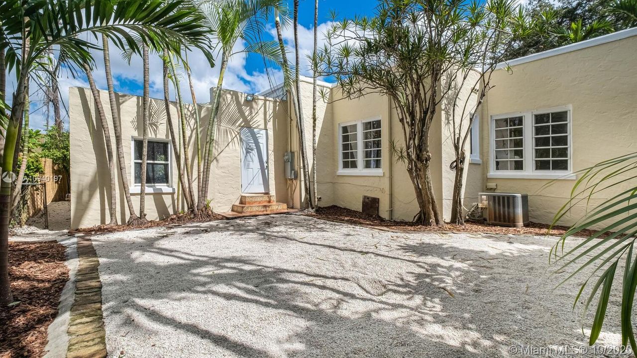 Recently Sold: $650,000 (3 beds, 2 baths, 1902 Square Feet)