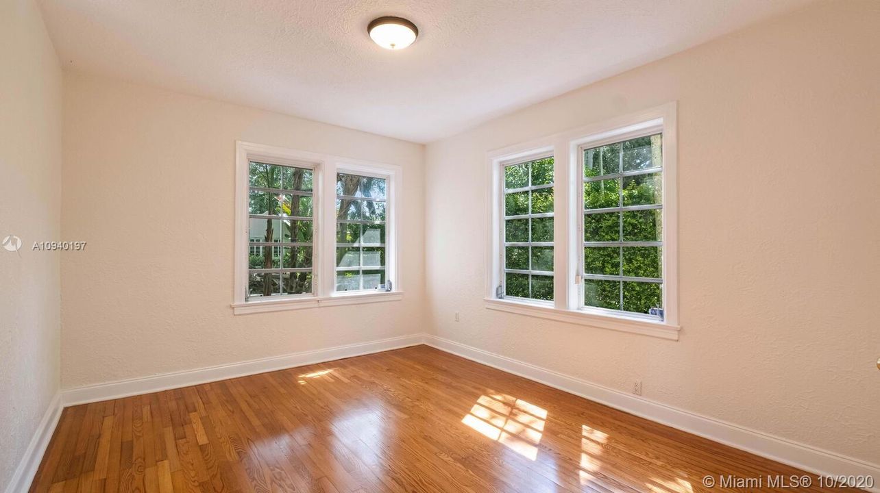Recently Sold: $650,000 (3 beds, 2 baths, 1902 Square Feet)