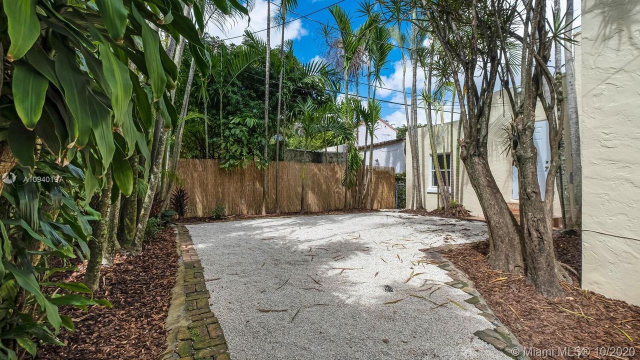 Recently Sold: $650,000 (3 beds, 2 baths, 1902 Square Feet)