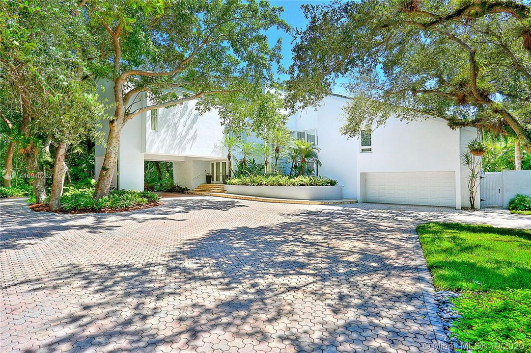 Recently Sold: $4,300,000 (5 beds, 6 baths, 5297 Square Feet)