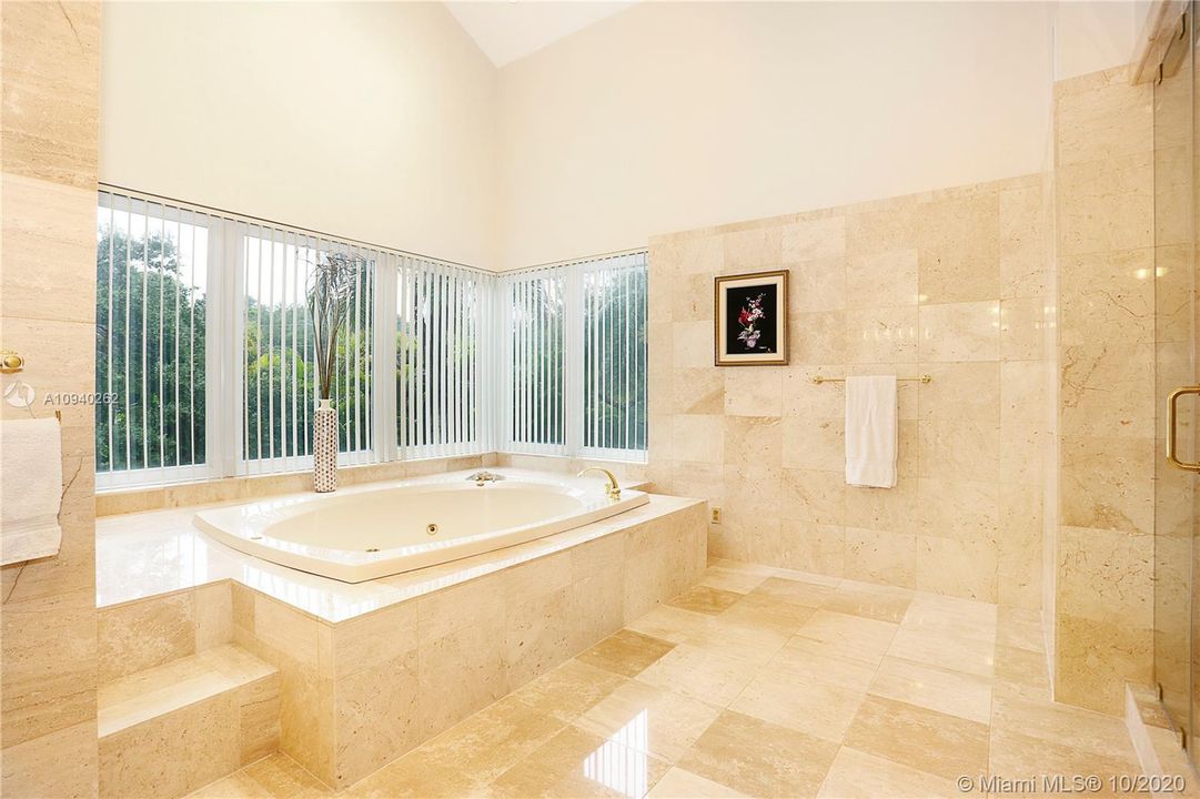 最近售出: $4,300,000 (5 贝兹, 6 浴室, 5297 平方英尺)