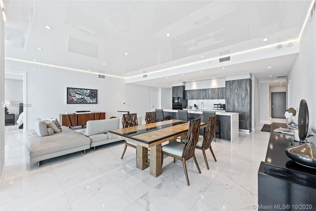 Recientemente alquilado: $8,800 (3 camas, 3 baños, 2379 Pies cuadrados)