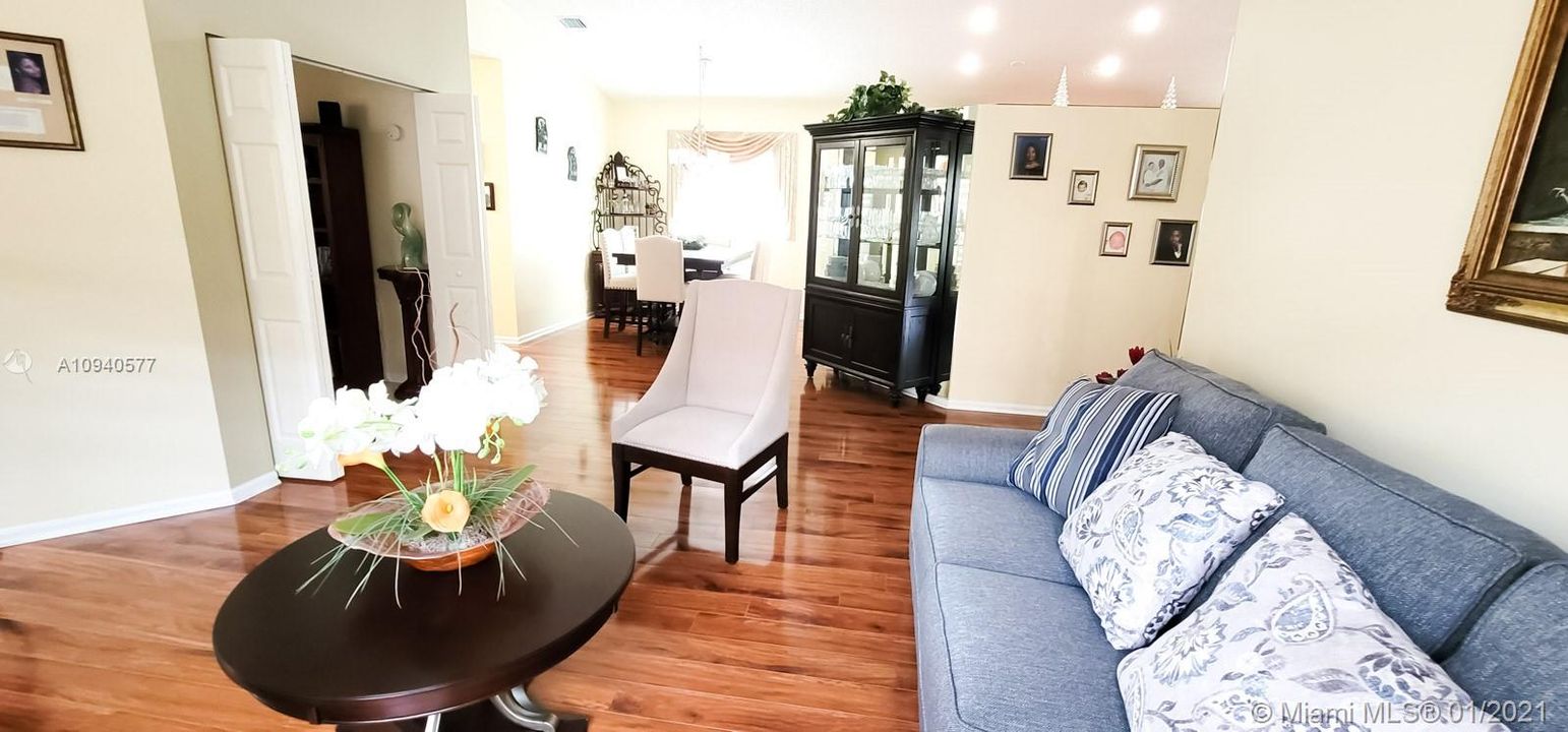 Recently Sold: $349,500 (3 beds, 2 baths, 1720 Square Feet)