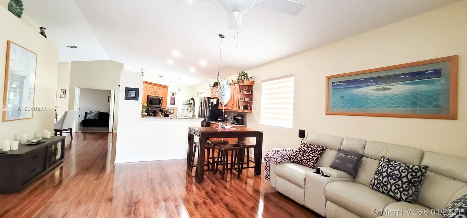 Recently Sold: $349,500 (3 beds, 2 baths, 1720 Square Feet)