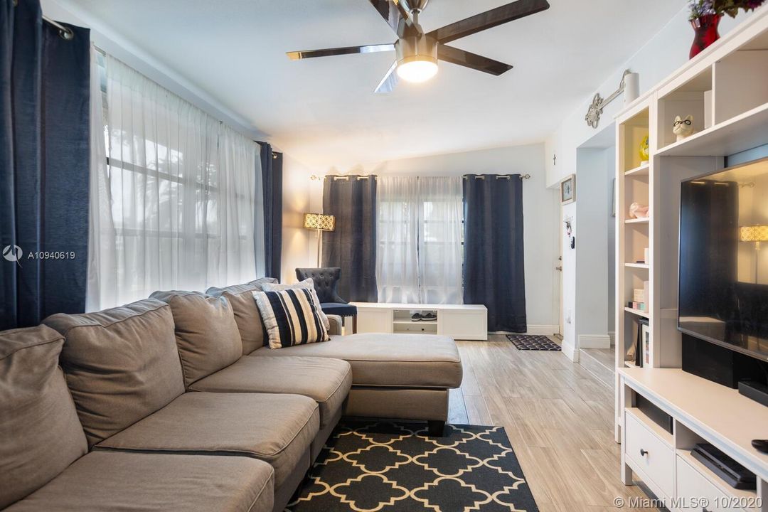 Недавно продано: $389,900 (3 спален, 2 ванн, 1320 Квадратных фут)