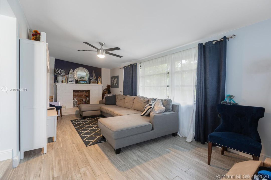 Недавно продано: $389,900 (3 спален, 2 ванн, 1320 Квадратных фут)