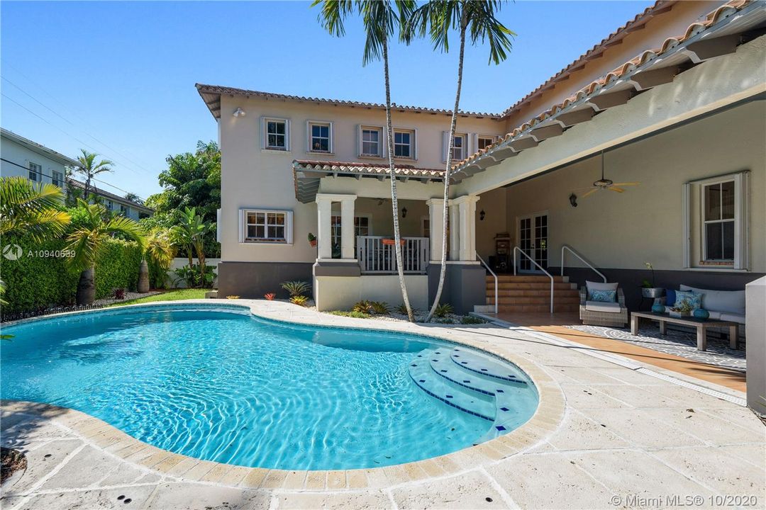 Recently Sold: $2,390,000 (6 beds, 5 baths, 3903 Square Feet)